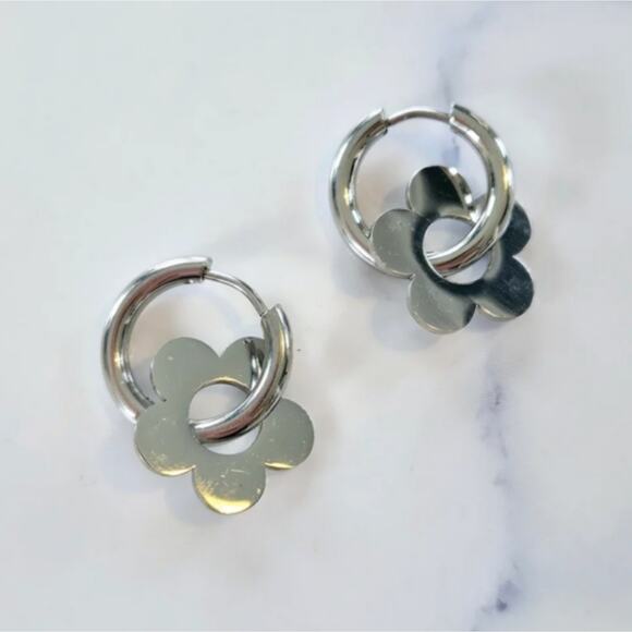 NEW Revolve Silver Flower Clover Huggie Hoop Earrings - Picture 2 of 8